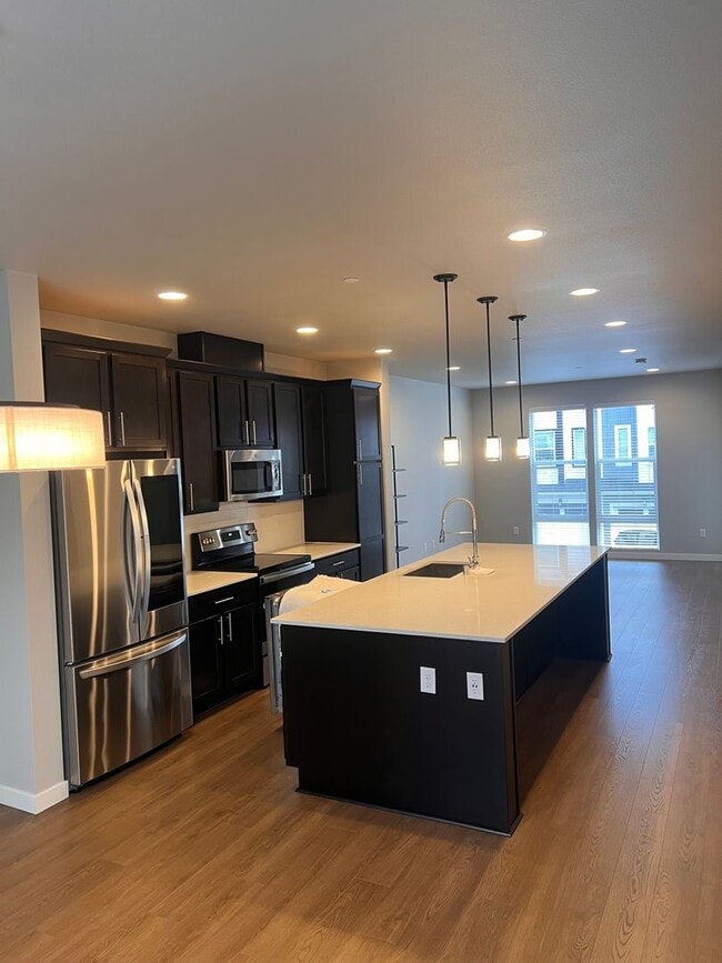 Building Photo - Modern 3-Bedroom Condo in the Heart of Lyn...