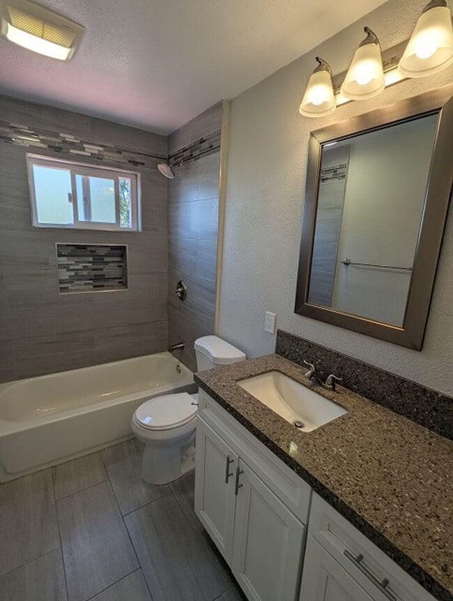 Building Photo - 3 Bedroom - 1 Bath House in San Diego