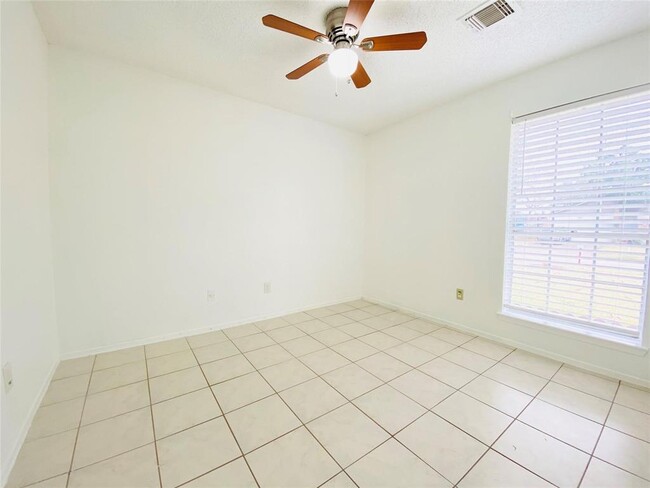 Building Photo - 16118 Pasadero Dr