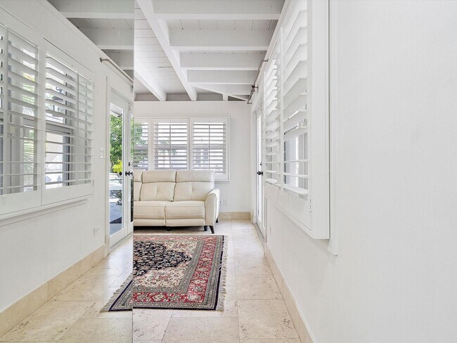 Building Photo - 411 Poinciana Dr