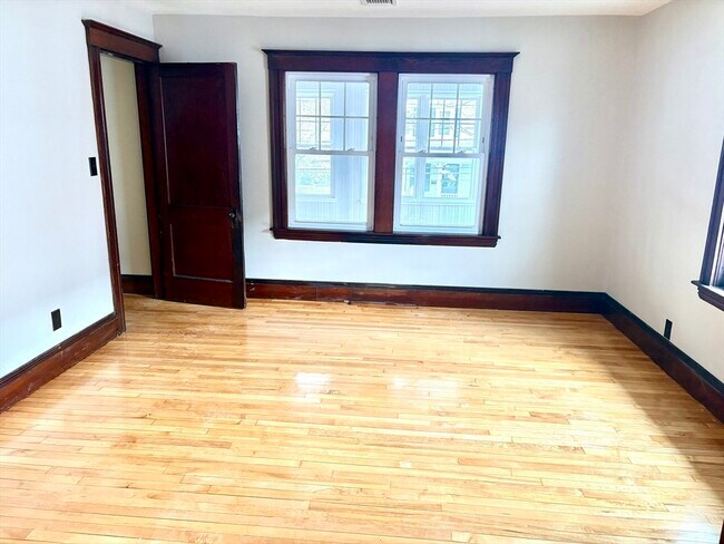 Building Photo - 6 Walnut St