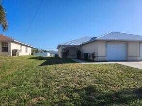 Building Photo - 2 Bedroom with Den 2 Bath 1 Car Garage Duplex In Cape Coral