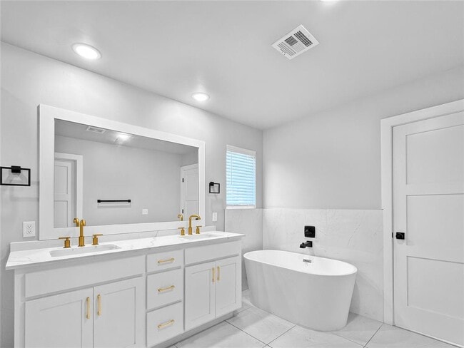 Building Photo - 2608 Crescent Ave