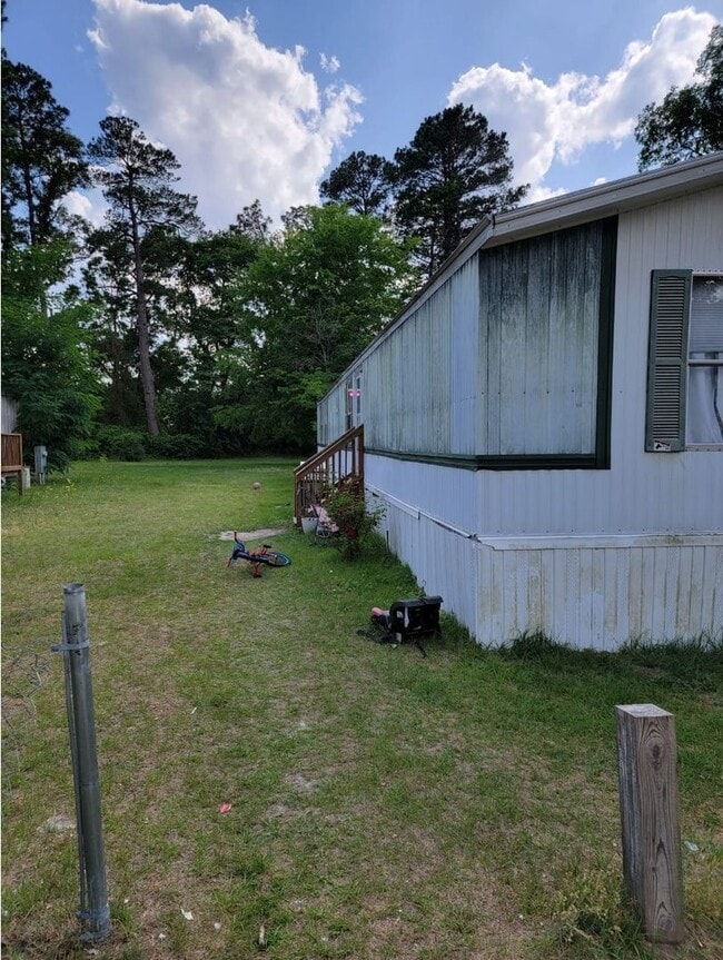 Building Photo - 3-bedrooms and 2-bathrooms Mobile-home