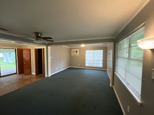 Building Photo - 9418 Randall Ave