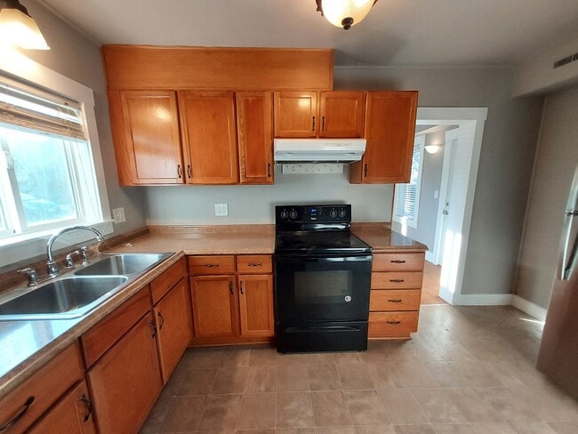 Building Photo - 2 bed 1 bath House Available Now!