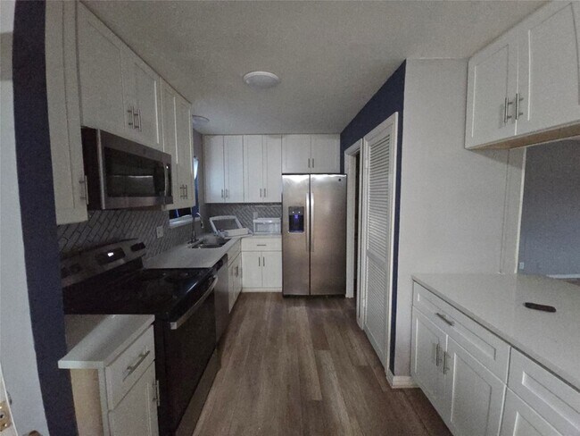 Building Photo - 1818 E Lovers Ln