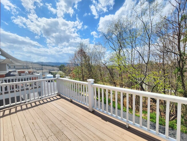 Building Photo - Weaverville Rental!