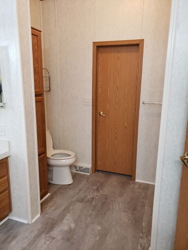 Building Photo - Spacious 4-bedroom, 2 bath, 2 car garage w...