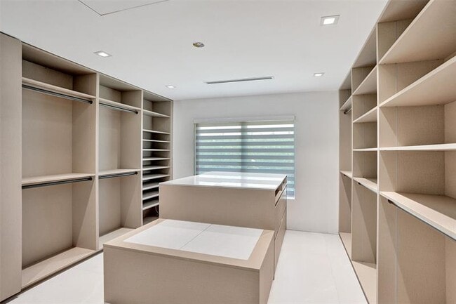 Building Photo - 2800 Banyan Blvd Cir NW