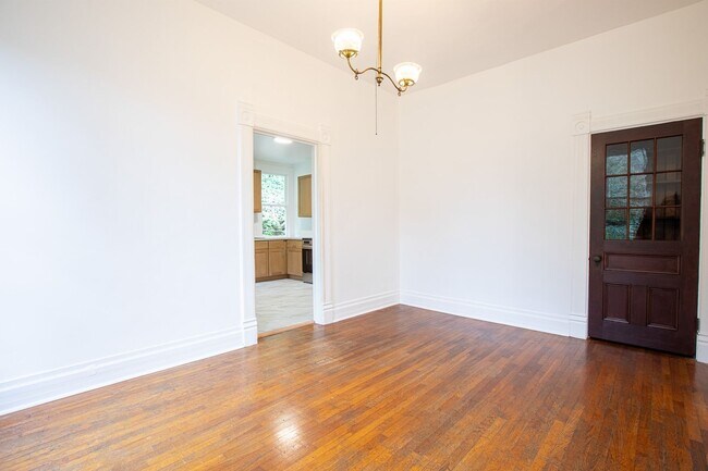 Building Photo - 1940-1946-1946 SW Market St Dr