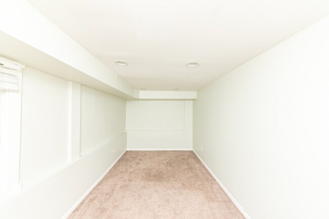Building Photo - 712 N Willard Ct