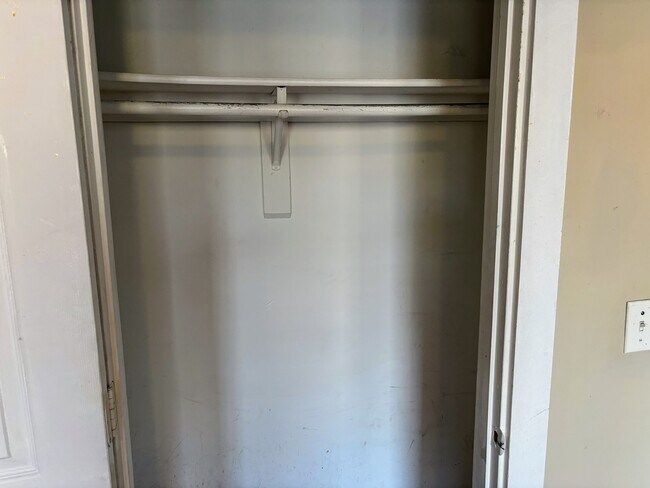 Building Photo - 2307 N Kenwood Ave