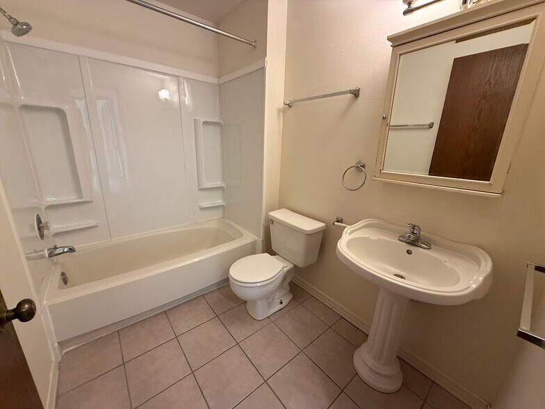 Building Photo - 2613 Smithfield Dr
