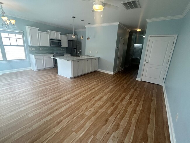 Building Photo - Two master suites - Super Location - Must See!