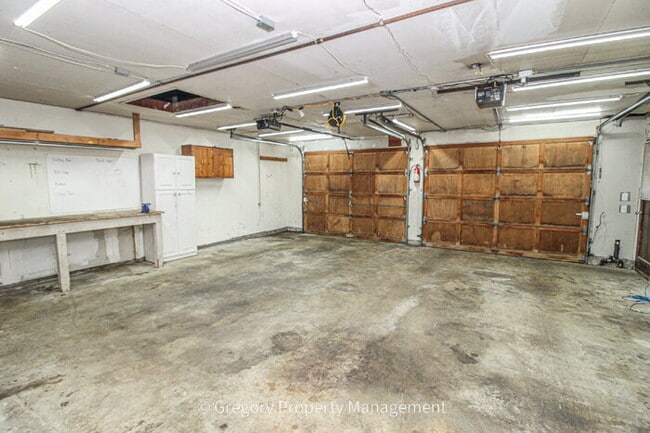 Building Photo - Charming, Well Maintained 4 Bedroom, 2.5 Bathroom Bothell Area Home in Northshore S.D. Spacious F...