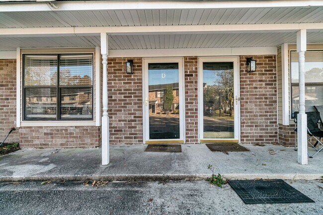 Building Photo - Fully Renovated 2 Bedroom Townhome in a Co...