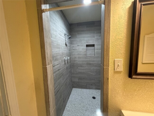 Building Photo - 2501 Maple St