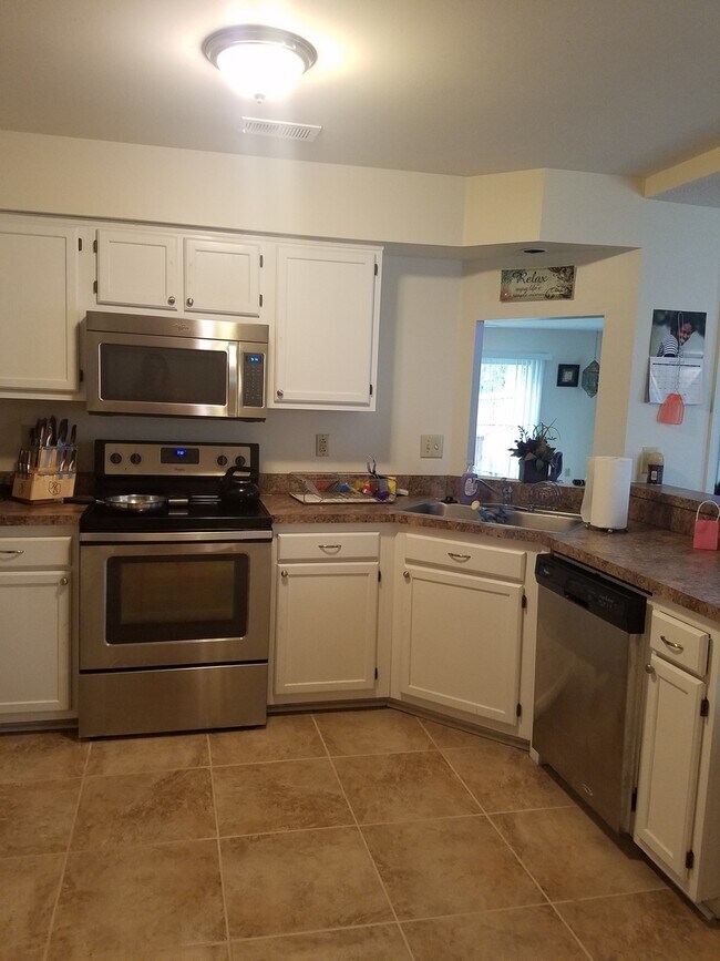 Building Photo - FANTASTIC TOWN HOME ON GREENBRIER FAIRWAYS GOLF COURSE!