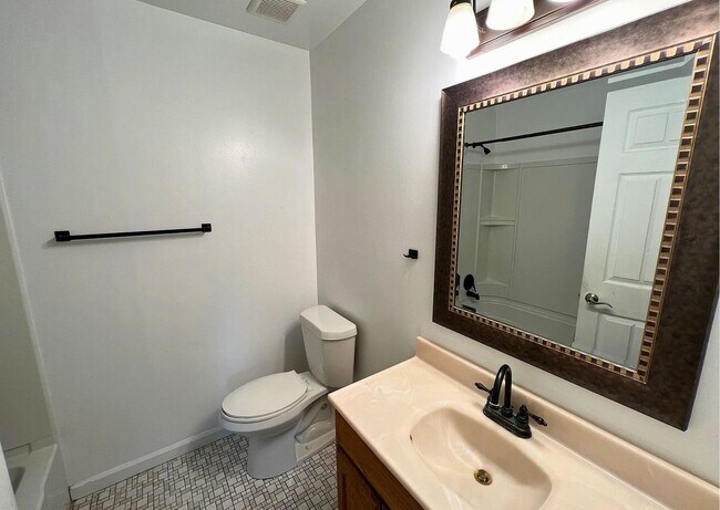 Building Photo - 102 Caernarvon Ct