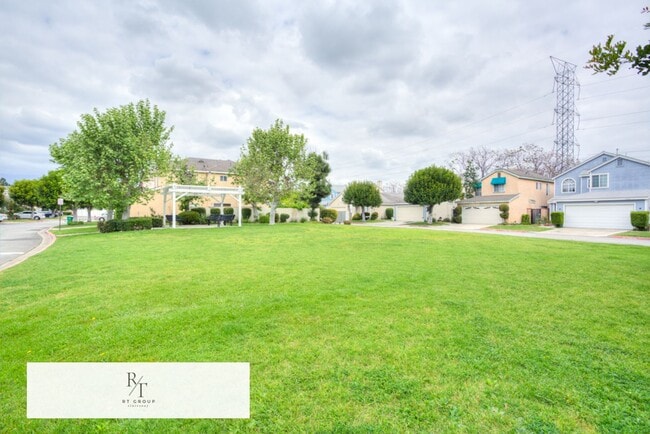 Building Photo - Freshly painted and featuring brand new 2nd-floor flooring 3 Bedrooms, 2.5 Bathroom in Baldwin Park