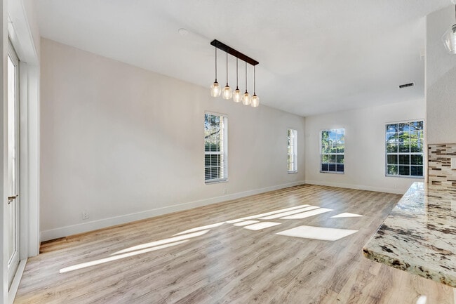 Building Photo - 406 NW 25th Ave