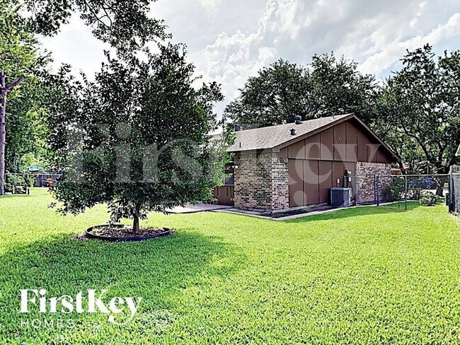 Building Photo - 2211 Fairgreen Dr