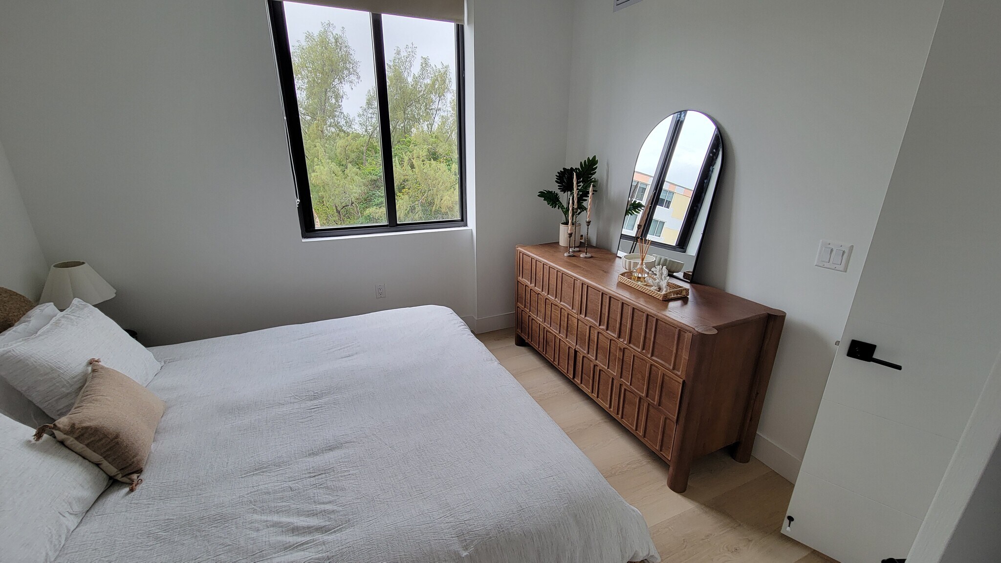 Building Photo - 2490 NE 182nd St