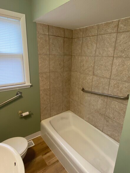 Building Photo - 105 Debby St