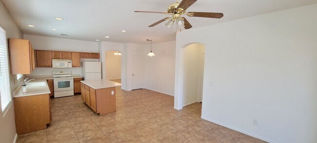 Building Photo - 1414 E Bautista Rd