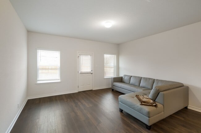 Building Photo - Private Cul-de-Sac Living with Spacious Backyard