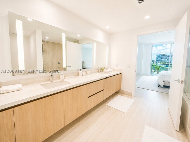 Building Photo - 2411 Laguna Cir