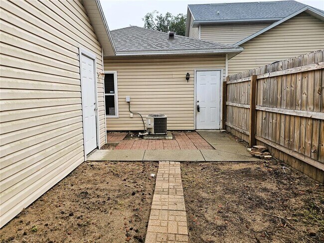 Building Photo - 1004 Park Central Cir