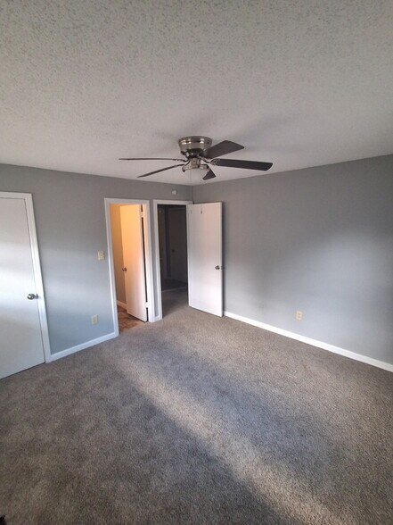 Building Photo - 2541 Huntington Dr