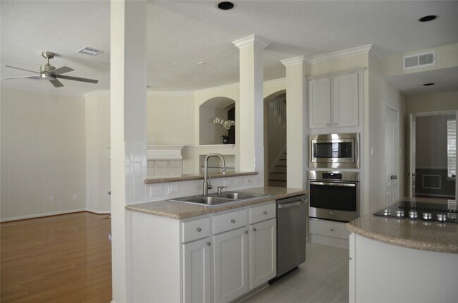 Building Photo - 218 Heathbrook Ln
