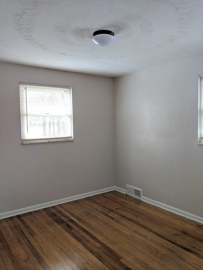 Building Photo - Beautifully Kept 4 Bedroom House next to U...