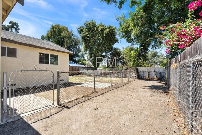 Building Photo - 527 N Lillian Ave