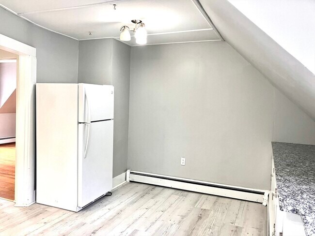 Building Photo - 65 Kirtland St