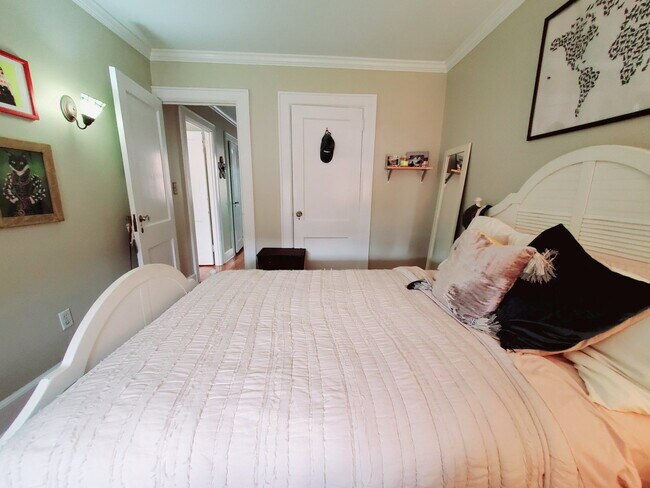 Building Photo - 639 Summer St