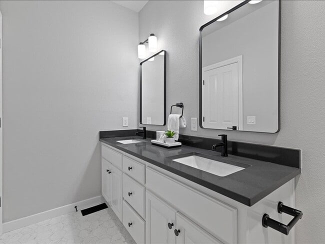 Building Photo - Newly Renovated Beaverton Home with Natura...