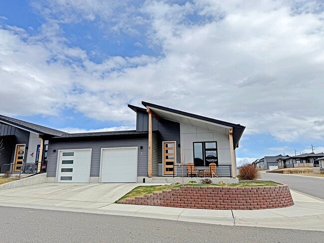 Building Photo - Modern Three Bedroom Townhome with Air Conditioning