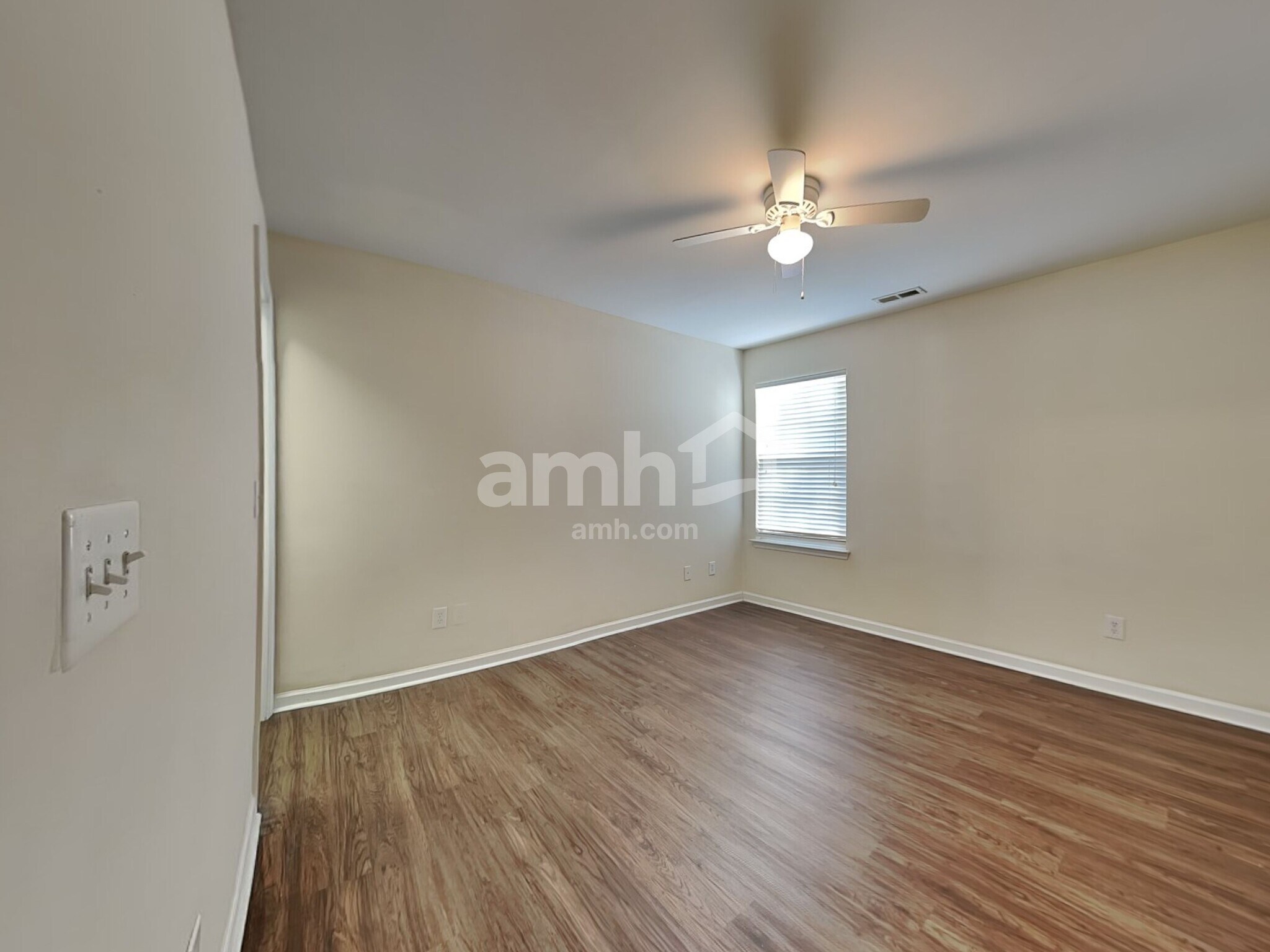 Building Photo - 204 Cloverdale Dr