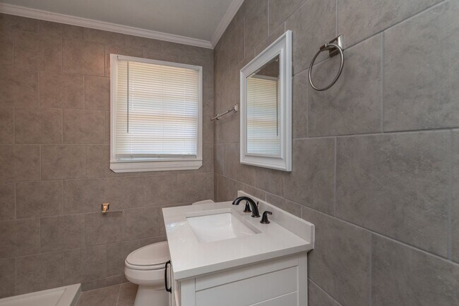 Building Photo - $1,250 - 3 bed/1 bath single-family home f...