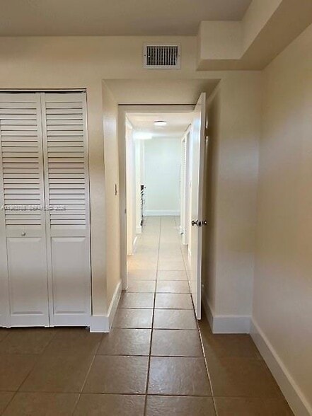 Building Photo - 2811 N Oakland Forest Dr