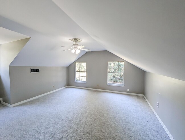 Building Photo - Spacious 4/3 bathroom Home