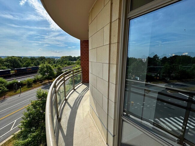Building Photo - Luxury Fully Furnished 2BR/2BA Corner Cond...