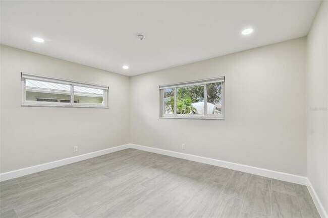 Building Photo - 3938 Versailles Dr