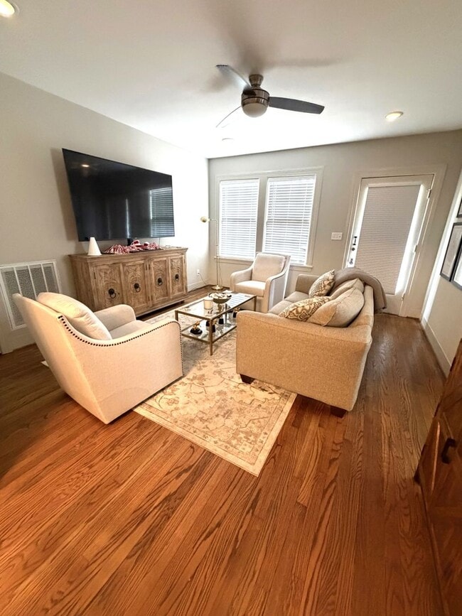Building Photo - 1 Bedroom Condo Available Steps From Downtown Tuscaloosa!