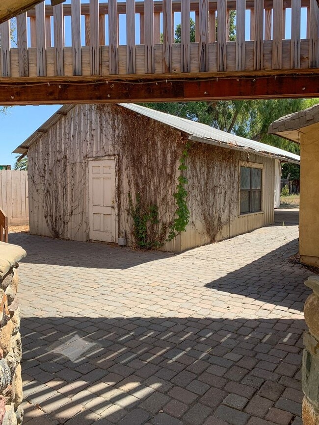Building Photo - 2 Bedroom Country Home in Hollister