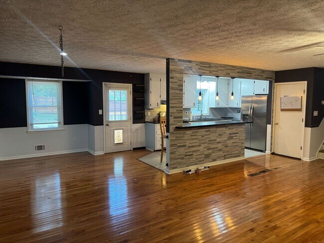 Building Photo - 3820 Menloe Way